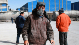 示范田間為領(lǐng)導(dǎo)參觀修水泥路太堵水泥人的心