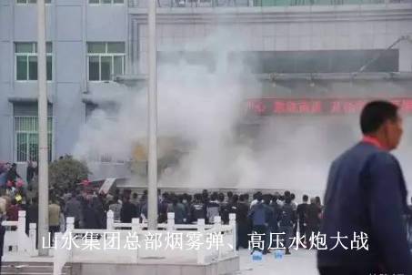 在《人民的名義》劇中，漢東省京州市一個國企改制后的民營服裝廠的老板蔡成功因欠銀行的貸款到期，為了還上這筆貸款，他私自將大風(fēng)廠的股權(quán)質(zhì)押給了山水集團(tuán)，向山水集團(tuán)借了5000萬元過橋資金。
