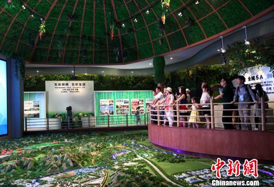 圖為海外媒體記者參觀玉林“五彩田園”現(xiàn)代特色農(nóng)業(yè)示范區(qū)?！钪拘?攝