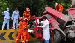 湖北咸豐一滿載水泥貨車(chē)撞上護(hù)欄3人被困