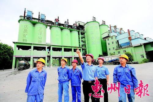     羅浮山水泥集團有限公司董事長吳國 強（中）與員工一起研究企業(yè)課題。
    本報記者鐘暢新 攝
