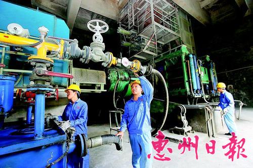 工人在生產(chǎn)車間維護保養(yǎng)機器設(shè)備。 本報記者鐘暢新 攝
