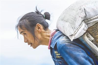 峨眉山女背山工獲網(wǎng)友點(diǎn)贊 每天背1噸建材掙200元