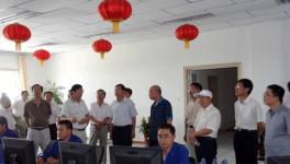 水泥廠里這列沒(méi)有終點(diǎn)的環(huán)行列車 全靠他把控