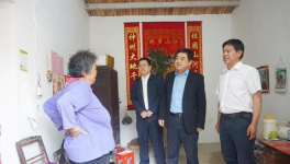 集團(tuán)副總經(jīng)理、水泥股份黨委書記王建超到江老家村、元圩村扶貧慰問