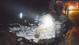 泰安市一貨車(chē)滿載水泥翻入河溝   駕駛員已獲救