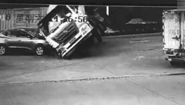 水泥攪拌車傾倒后壓扁兩輛車，3人死亡