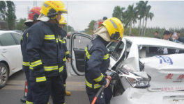 ?？谝唤叹氒嚺c水泥車發(fā)生碰撞導(dǎo)致5人受傷