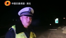 湖北高速路面傾倒砂石險象環(huán)生 高警攜手路政嚴厲打擊