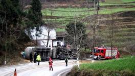 痛心！30噸水泥罐車側(cè)翻 2人死亡！