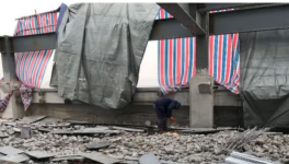 樓頂加建兩層違建 城管強(qiáng)制拆除