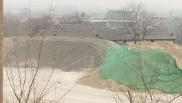 一被取締多次的砂石場(chǎng)依舊露天堆放   無人監(jiān)管