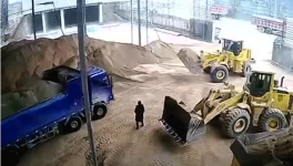 太慘了！直接把人鏟到了喂料倉里了！