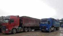 兩輛“百噸王”從同一家水泥廠開出 大搖大擺上路