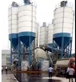 慘?。?shù)百噸水泥傾泄！致2人死亡！