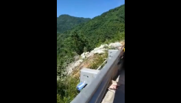 水泥跨區(qū)域銷售，水泥車翻下河壩發(fā)生事故！