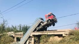 水泥熟料車壓塌公路橋！