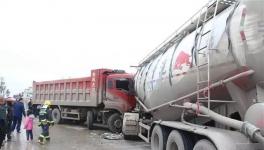 緊急救援！大貨車與散裝水泥車相撞，司機被困駕駛室！