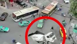 突發(fā)！路面塌陷，水泥罐車墜入大坑！