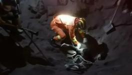 緊急！兩人陷入攪拌站沙堆，隨時有生命危險！