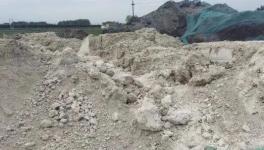 山水工廠對面露天存放固廢，占地三四畝塵土飛揚(yáng)！